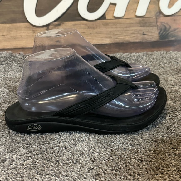 Chaco Shoes - Chaco Women’s Black Leather Thong Sandal Size 8. Preowned Good Condition
